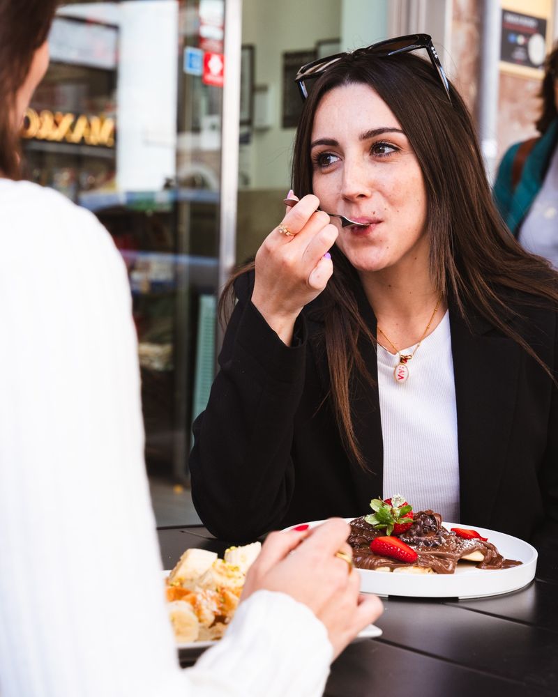 Una cliente assaggia un dolce