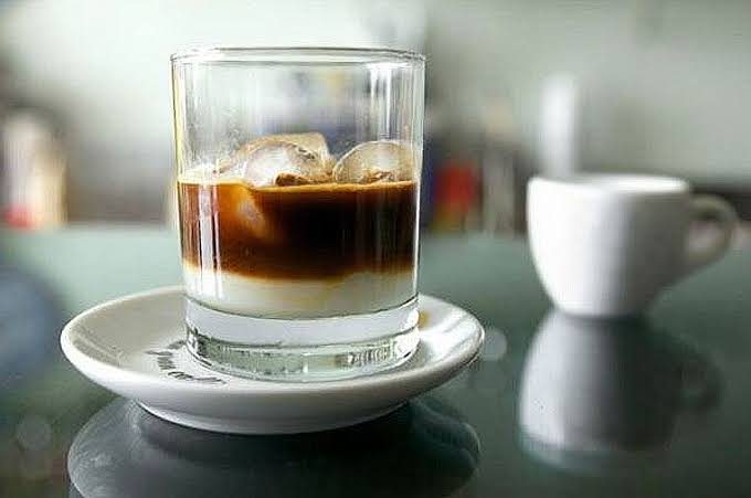 Caffè leccese con ghiaccio e latte di mandorla