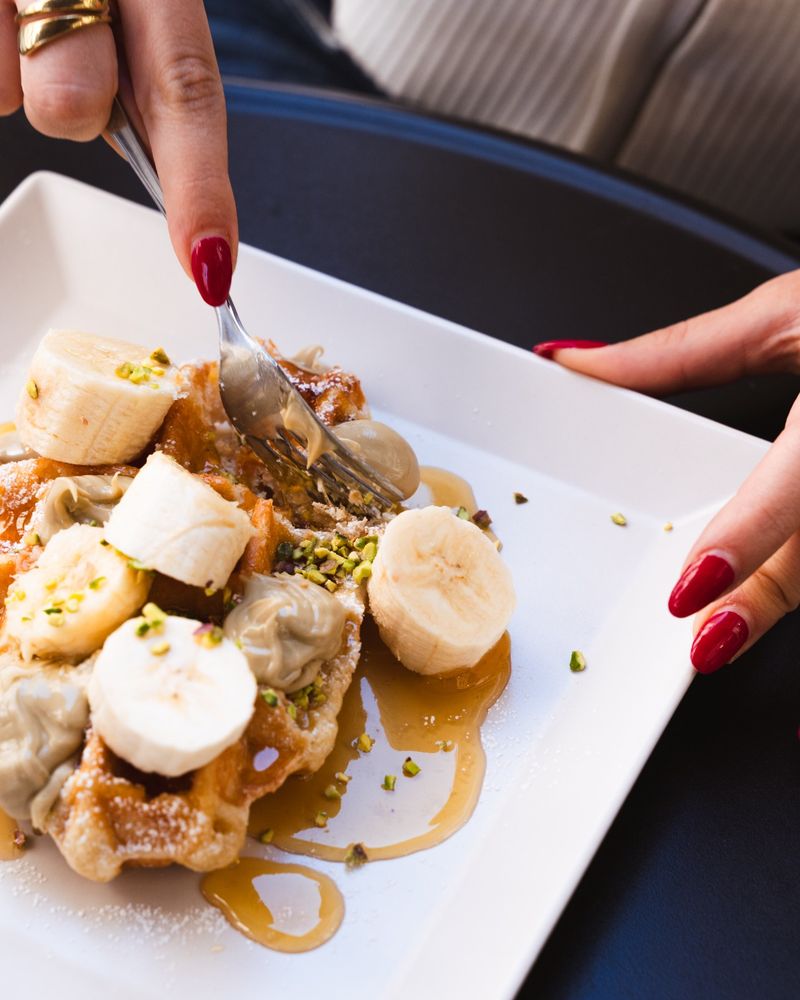 Waffle con banana, pistacchio e miele